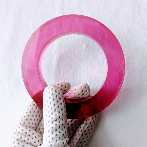 Vintage 60's plastic HOT PINK bangle bracelet - Picture 3 of 4
